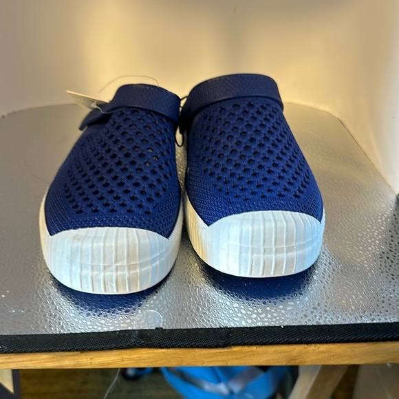 New with tags layer eight clogs/sandals. Beautiful, navy blue and white size 10. - Picture 1 of 7